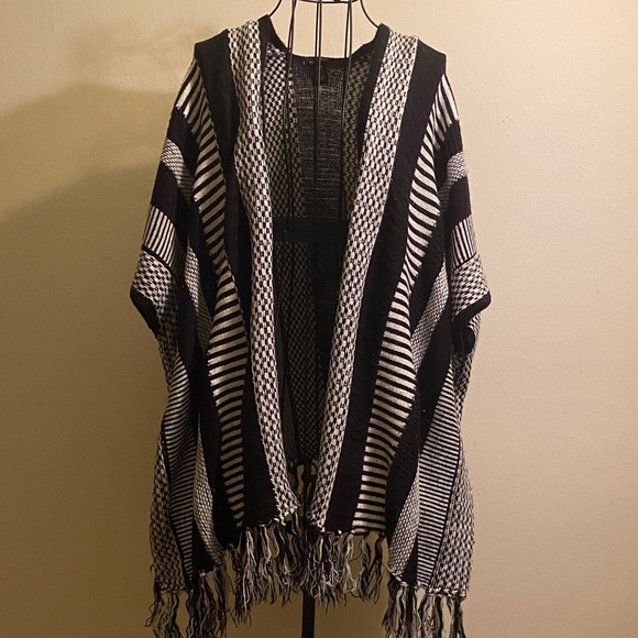 Rue 21 Black & White Knit Cape w/ Sleeves - Picture 1 of 5